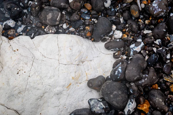 Sussex 해안에서 흑석과 백석을 대조하는 대조적 프레임 — 스톡 사진