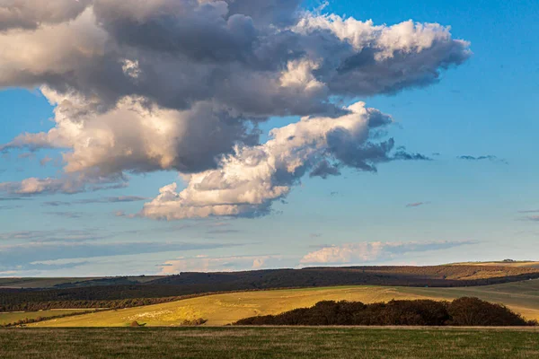 Pluizige Wolken Boven South Downs Sussex Een Zonnige Zomeravond — Stockfoto