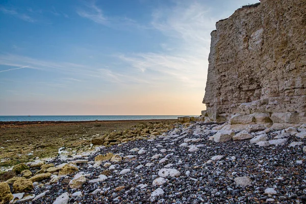 Scogliere Gesso Una Spiaggia Rocciosa Con Luce Serale Vicino Seaford — Foto Stock