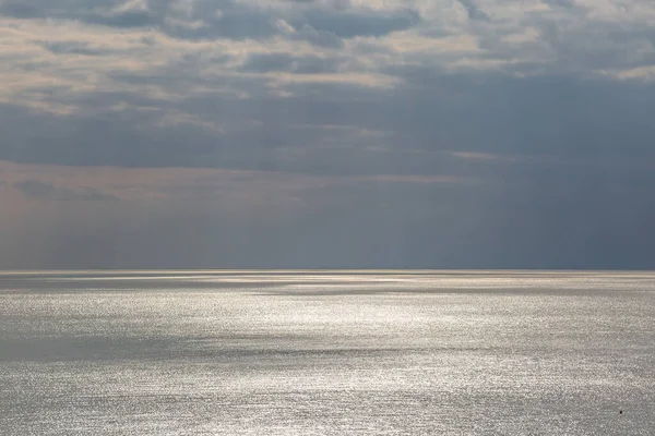 Uitkijkend Oceaan Vanaf Kliffen Bij Seaford Met Zonlicht Dat Schijnt — Stockfoto