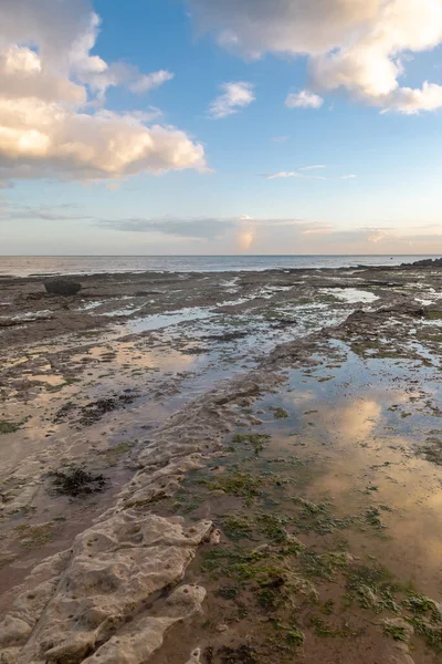 Riflessioni Nuvolose Acqua Durante Bassa Marea Sulla Costa Del Sussex — Foto Stock