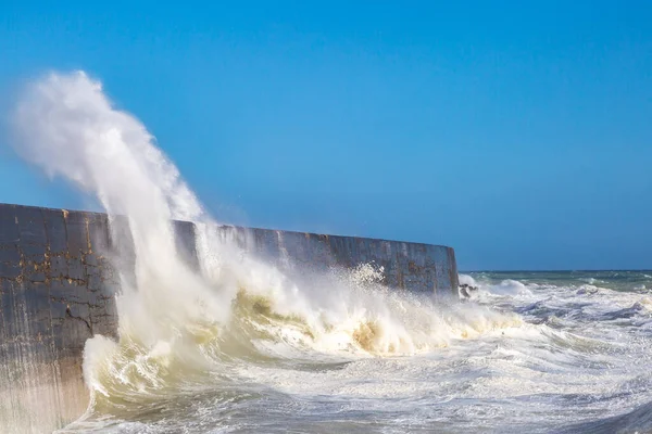 Ondas Batendo Sobre Molhe Newhaven Sussex — Fotografia de Stock