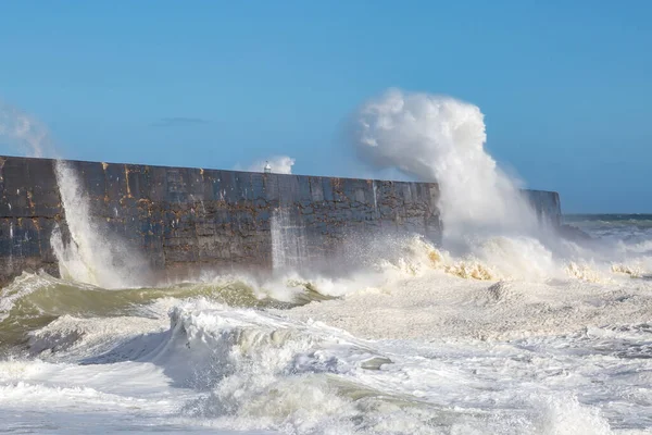 Vlny Narážejí Mola Newhavenu Sussexu — Stock fotografie