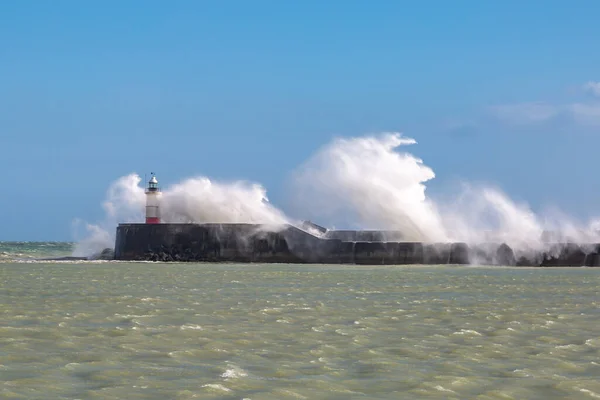 Olas Cayendo Sobre Embarcadero Alrededor Del Faro Newhaven Sussex — Foto de Stock