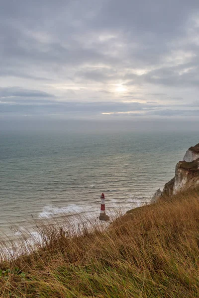 Olhando Para Mar Partir Penhasco Costa Sussex Com Farol Cabeça — Fotografia de Stock