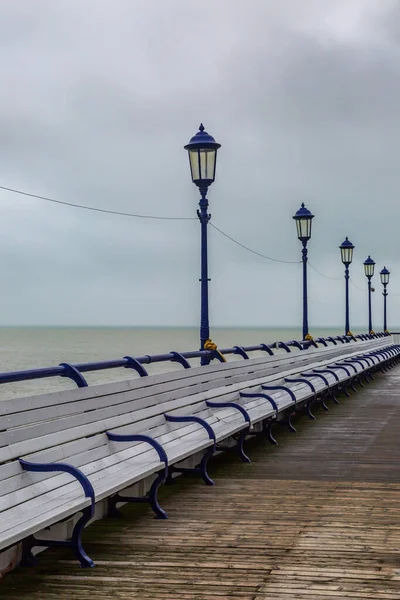 Bancos Vazios Cais Eastbourne Durante Inverno — Fotografia de Stock