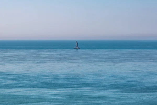 晴れた日の穏やかな海の上のセーリングボート — ストック写真