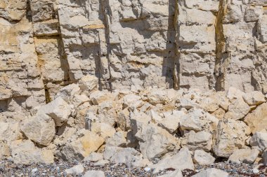 Sussex 'teki tebeşir uçurumunun dibindeki kayalar.