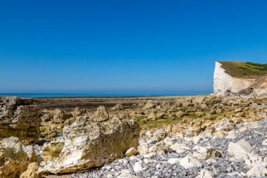 Umut Geçidi 'ndeki kayalık sahilde alçak gelgit sırasında Seaford Tepesi' ne doğru bakıyorum.
