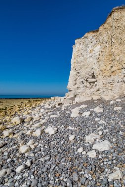 Tebeşir uçurumları ve Sussex 'teki Hope Gap' teki çakıl taşı plajı.
