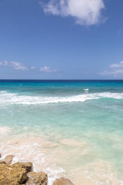 Karayipler 'in Barbados adasındaki cennet gibi bir sahilden denize bakıyorum.