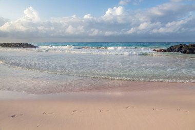 Kumsalda ayak izleri olan bir Barbados plajına bakıyorum.