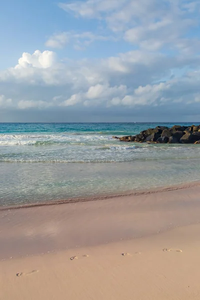 Olhando Para Mar Sobre Uma Praia Barbados Com Pegadas Areia — Fotografia de Stock