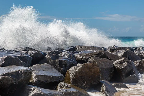 バルバドス島の岩の上で波が砕ける — ストック写真