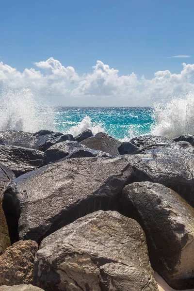 Ondas Batendo Sobre Uma Barreira Rochosa Uma Praia Ilha Barbados — Fotografia de Stock