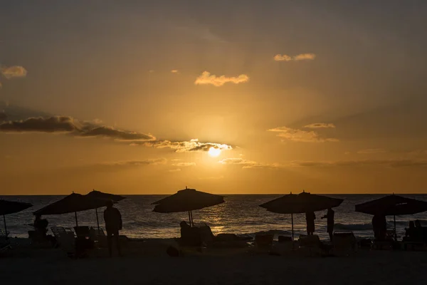 在巴巴多斯海滩上欣赏日落的人们的轮廓 — 图库照片
