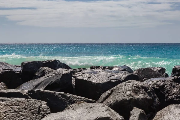 Pedras Beira Água Uma Praia Barbados — Fotografia de Stock