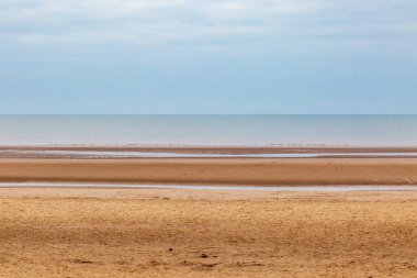 Merseyside, Formby 'de kumlu bir sahilde denize bakıyorum.