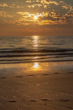 Suyun üzerinde gün batımı, Merseyside 'daki Formby Sahili' nde.