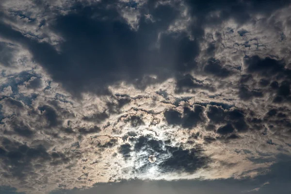 Blick Auf Weiße Und Dunkle Wolken Die Die Sonne Verdunkeln — Stockfoto