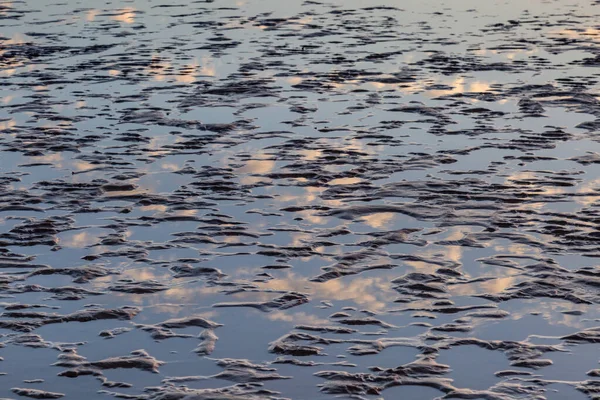 Fotografía Marco Completo Agua Agrupada Una Playa Arena Con Reflejos —  Fotos de Stock