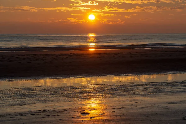 Dramática Puesta Sol Sobre Mar Con Sombras Nubes Agua — Foto de Stock