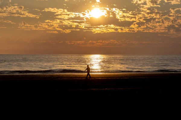 Playa Formby Merseyside Atardecer Con Silueta Hombre Caminando Por Costa —  Fotos de Stock