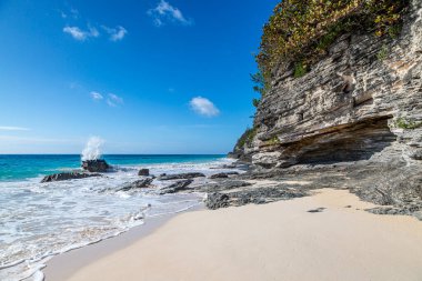 Sahilde, Bermuda adasındaki Elbow Beach 'te kaya oluşumları.