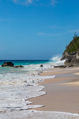 Dalgalar Bermuda adasındaki Elbow Sahili 'nde kayaların üzerine düşüyor.
