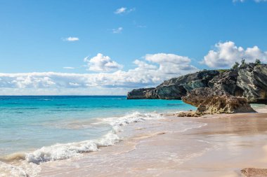Bermuda 'daki Horseshoe Körfezi' nde kaya oluşumları ve kumlu plaj.