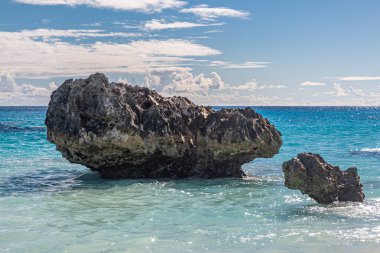 Bermuda Adası 'ndaki Horseshoe Körfezi' ndeki turkuaz okyanusta büyük kayalar.