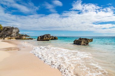 Bermuda 'daki Horseshoe Körfezi' ndeki kumlu sahil ve kaya oluşumları.