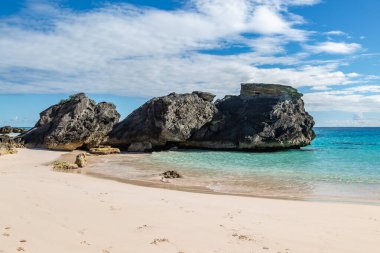 Kaya oluşumları ve Bermuda adasındaki Horseshoe Körfezi 'ndeki kumlu plaj.