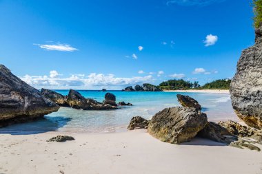 Bermuda adasındaki Horseshoe Bay Sahili 'ne bakıyorum.