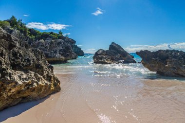 Bermuda, Horseshoe Körfezi 'ndeki kayalıklar ve kumlu plaj.