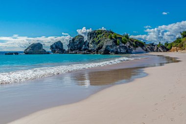 Bermuda Adası 'ndaki Horseshoe Körfezi' ndeki Idyllic Sandy Plajı.
