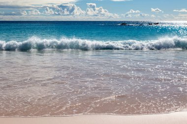 Bermuda 'daki Horseshoe Körfezi' nde kumlu sahilde dalgalar.