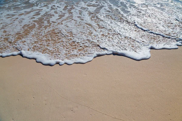 Kumlu Bir Kumsalda Dalgaların Gezdiği Tam Kare Bir Fotoğraf — Stok fotoğraf