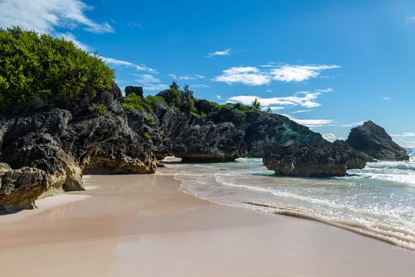 Bermuda adasındaki Horseshoe Körfezi sahilindeki kayalar