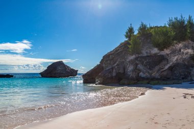 Bermuda Adası 'ndaki Horseshoe Körfezi' nde kumlu sahilden okyanusa bakıyorum.