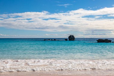 Bermuda Adası 'ndaki Horseshoe Körfezi' nde kumlu sahilden okyanusa bakıyorum.