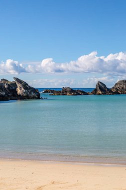 Bermudan plajı. Denizde kaya oluşumları var.