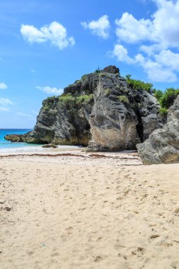 Bermuda adasındaki bir plajın fotoğrafı. Denize doğru kayalık bir oluşum.