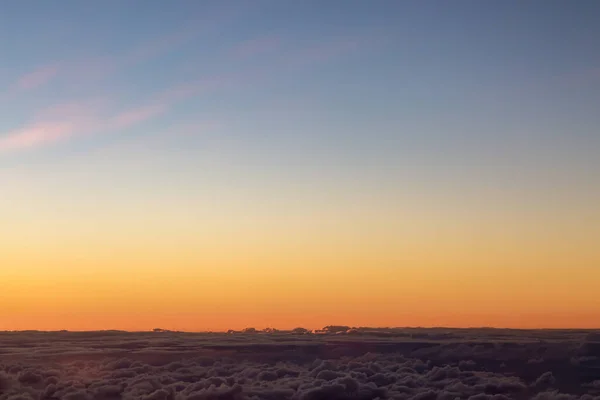 Κοιτάζοντας Ηλιοβασίλεμα Πάνω Από Σύννεφα Ένα Αεροπλάνο — Φωτογραφία Αρχείου