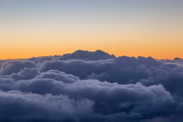 Δραματικά Σύννεφα Και Ουρανός Ηλιοβασιλέματος Προβάλλονται Από Ένα Αεροπλάνο — Φωτογραφία Αρχείου