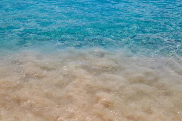 砂をかき立てる海のフルフレームの写真 — ストック写真