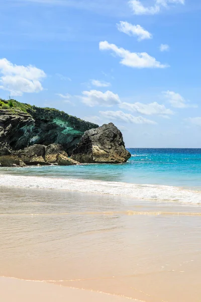 Bermuda adasında bir kaya oluşumu ve cennet plajı.