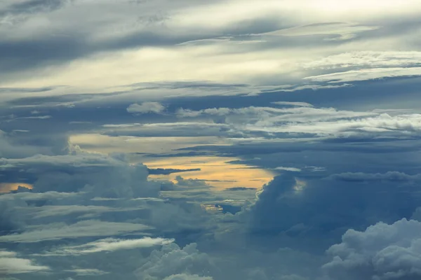 Σύννεφα Που Φαίνονται Από Θάλαμο Διακυβέρνησης Ενός Αεροπλάνου — Φωτογραφία Αρχείου