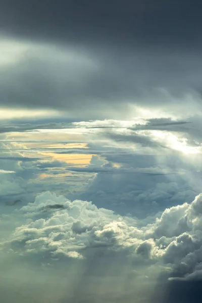 Κοιτάζοντας Έξω Από Ένα Παράθυρο Αεροπλάνου Στα Σύννεφα Καταιγίδας — Φωτογραφία Αρχείου