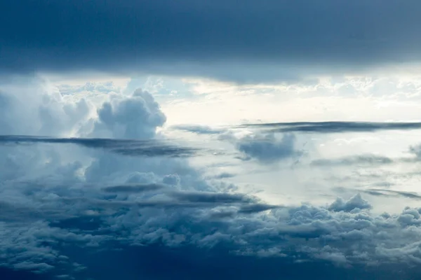 Σύννεφα Που Φαίνονται Από Θάλαμο Διακυβέρνησης Ενός Αεροπλάνου — Φωτογραφία Αρχείου
